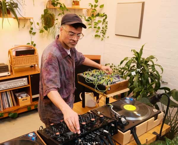 Brian D’Souza, también conocido como Auntie Flo, en su estudio donde crea música en colaboración con plantas en un proyecto de biosonificación