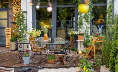 hermoso patio decorado con flores y plantas